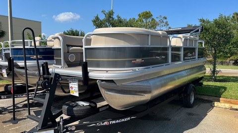 Sun Tracker Party Barge 18 DLX