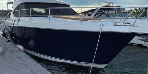 Riviera 4400 Sport Yacht