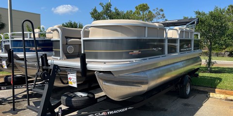 Sun Tracker Party Barge 18 DLX