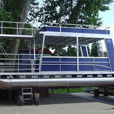 Катер - понтон двухпалубный (тримаран) с солярием