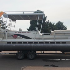 Sun tracker 25 party barge