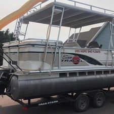 Sun tracker 25 party barge