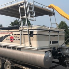 Sun tracker 25 party barge