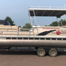 Sun tracker 25 party barge