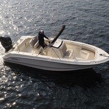 Boston Whaler 230 Outrage