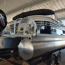 Sun Tracker Party Barge 22 DLX