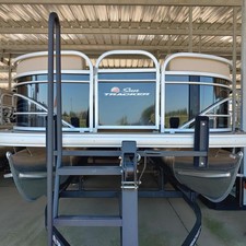 Sun Tracker Party Barge 22 DLX