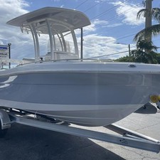 Robalo R222