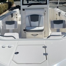Robalo centre console r272