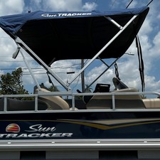 Sun Tracker Party Barge 18 DLX