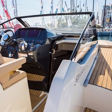 Quicksilver Activ 875 Sundeck