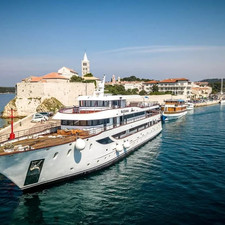 Luxury motor yacht pearl 60