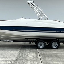 Bayliner 215 Deck Boat