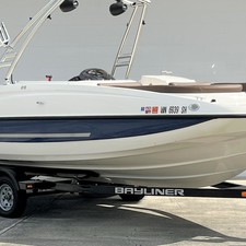 Bayliner 215 Deck Boat