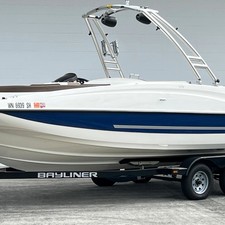 Bayliner 215 Deck Boat