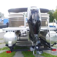 Sun Tracker Party Barge 22 DLX