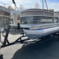 Sun Tracker Party Barge 20 DLX