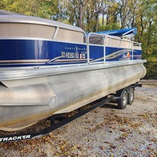 Sun Tracker Party Barge 24 DLX