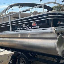 Sun Tracker Fishin Barge 22 DLX
