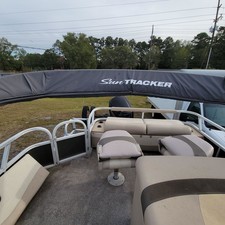 Sun Tracker Fishin Barge 22 DLX