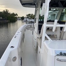 Boston Whaler 350 Outrage