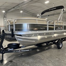 Sun Tracker Party Barge 18 DLX