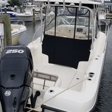 Boston Whaler 235 Conquest