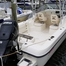 Boston Whaler 235 Conquest
