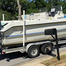 Twin vee 26 family fisherman