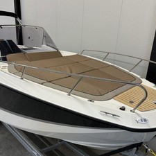 Quicksilver Activ 755 Sundeck