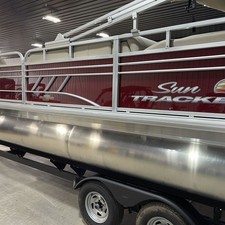 Sun Tracker Party Barge 22 DLX