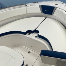 Robalo R222 Center Console