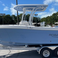 Robalo R222 Center Console