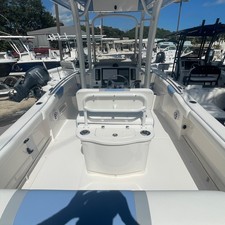 Robalo R222 Center Console