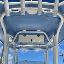 Robalo R222 Center Console