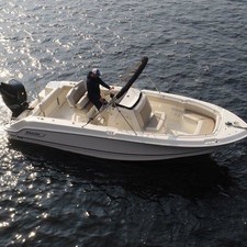 Boston Whaler 230 Outrage