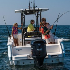 Robalo R230 Center Console
