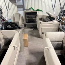 Sun Tracker Party Barge 20 DLX