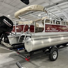 Sun Tracker Party Barge 18 DLX