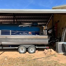 Sun Tracker Party Barge 20 DLX