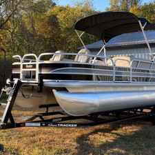 Sun Tracker Fishin Barge 24 DLX