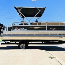 Sun Tracker Party Barge 18 DLX