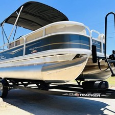 Sun Tracker Party Barge 18 DLX