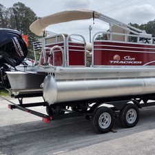 Sun Tracker Party Barge 20 DLX