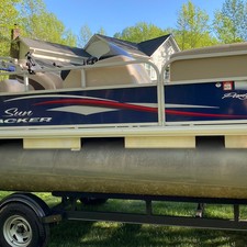 Sun Tracker Party Barge 18 DLX