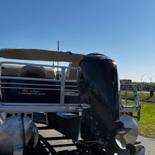 Sun Tracker Fishin Barge 20 DLX