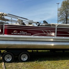 Sun Tracker Party Barge 20 DLX