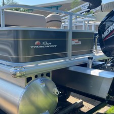Sun Tracker Party Barge 18 DLX