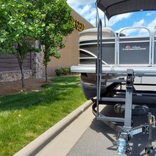 Sun Tracker Party Barge 22 DLX