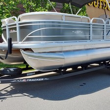 Sun Tracker Party Barge 22 DLX